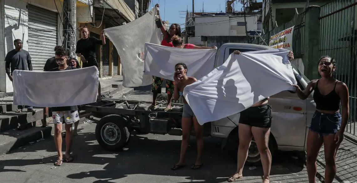 Los jhabitantes de la favela de Río de Janeiro protestan tras el operativo policial