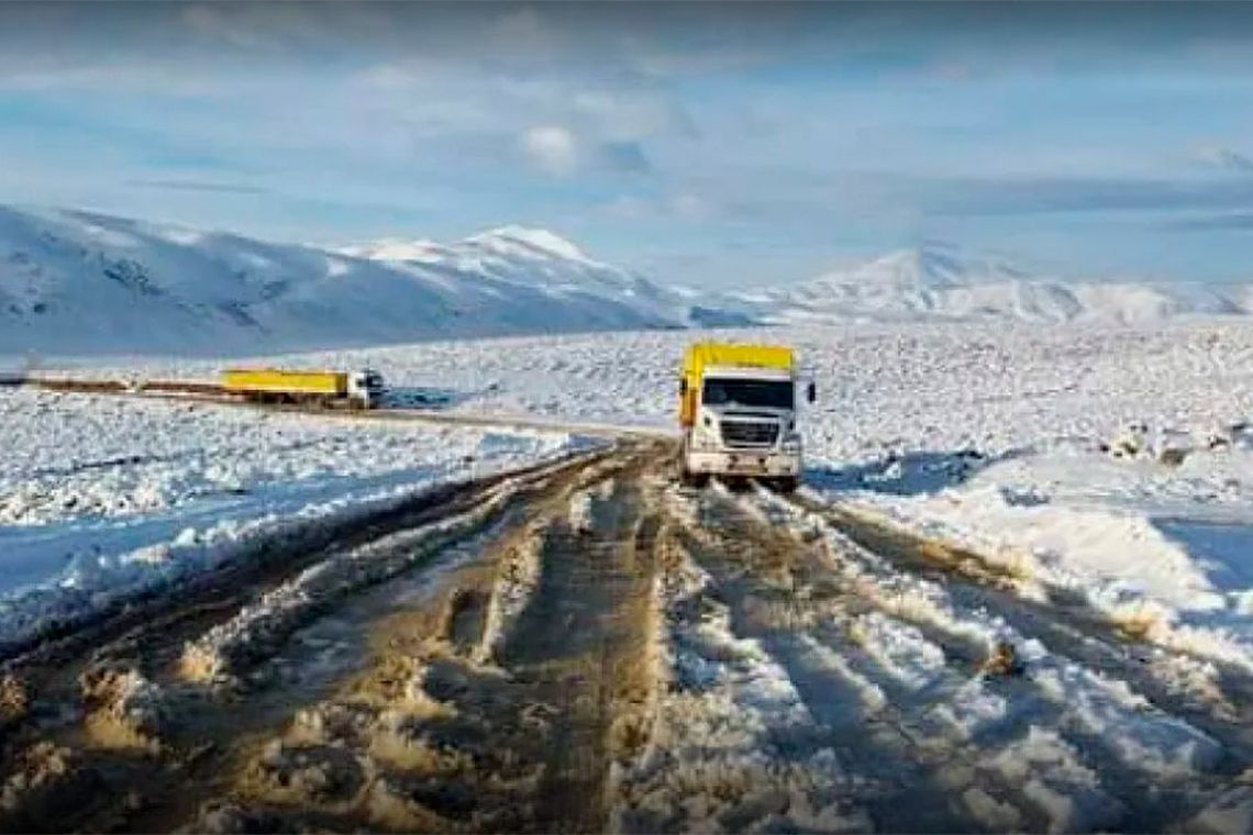 Camiones detenidos a causa de la nieve ca&iacute;da este jueves por la tarde-noche en Salta. Foto: Vicente Arias.