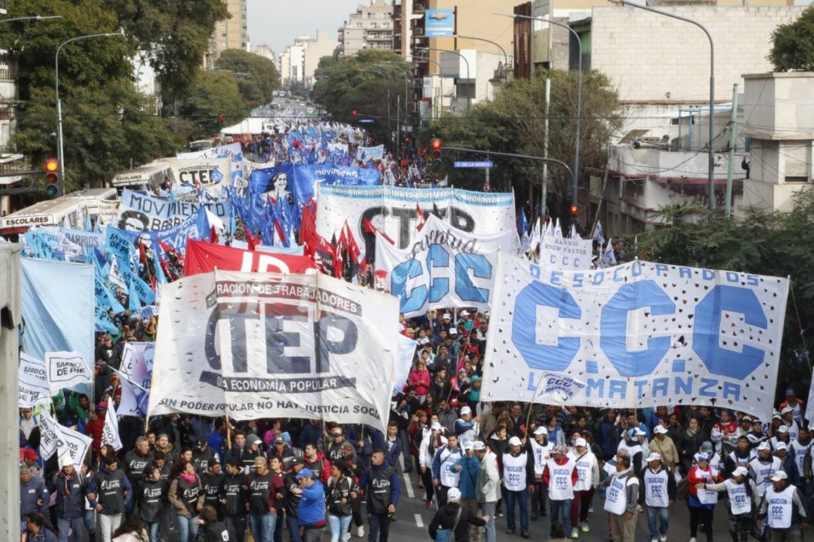Organizaciones sociales marchan desde Liniers hasta la Plaza de Mayo