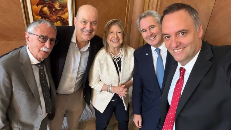 Con reuniones mano a mano con ministros, Manuel Adorni busca dejar atrás los escándalos por sus viajes.