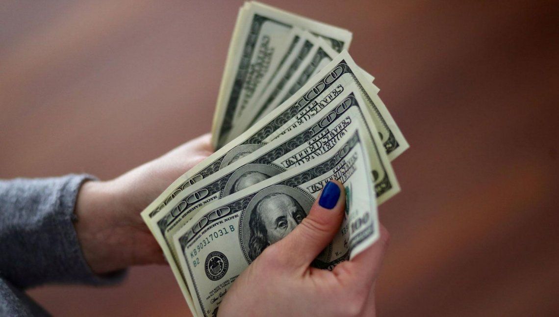 Tras el anuncio de Cristina Kirchner, el dólar arrancó la semana en alza