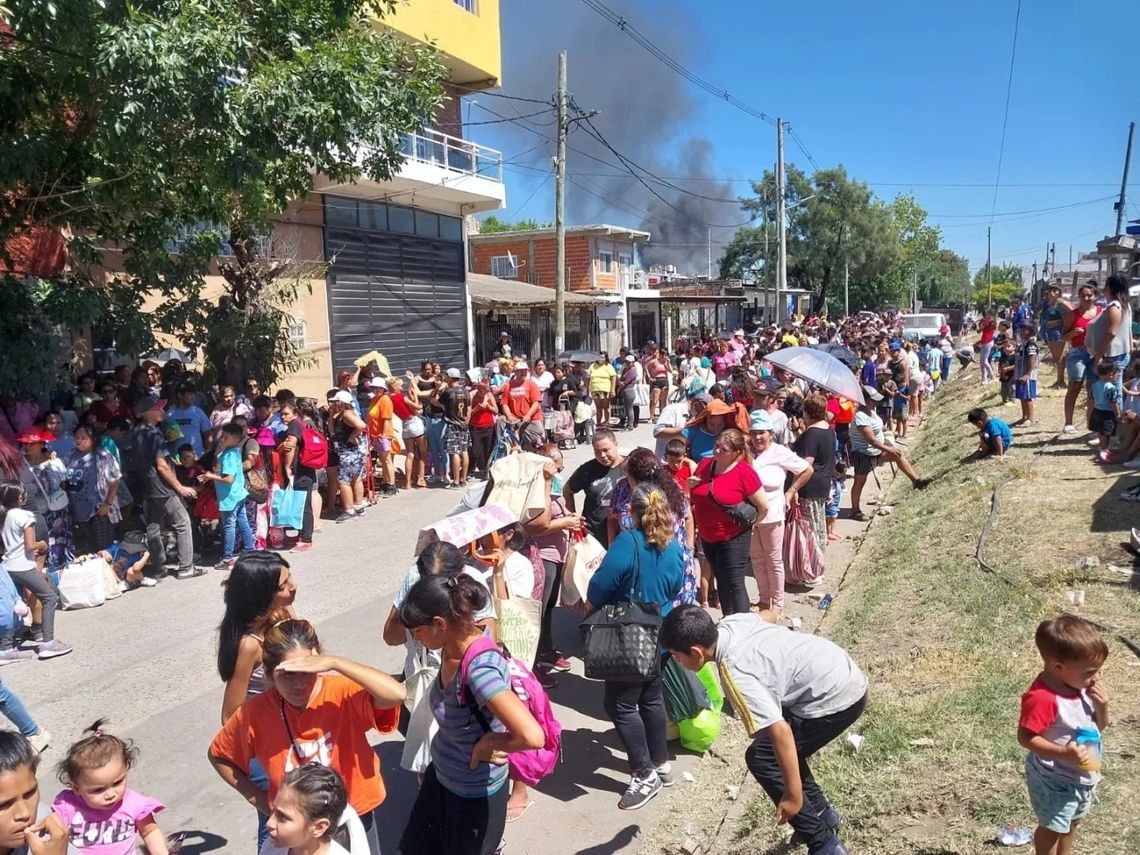 Miles de vecinos de Lomas acudieron a buscar un plato de comida