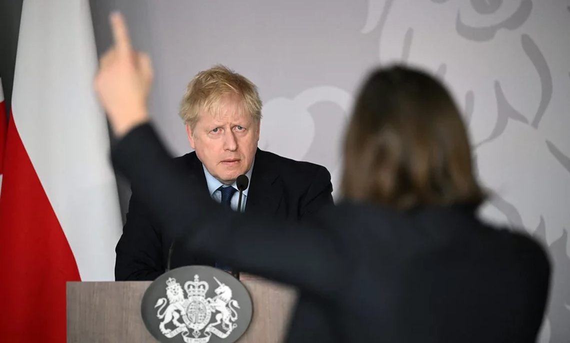 Una periodista realizó un fuerte planteo a Boris Johnson por la invasión a Ucrania. 
