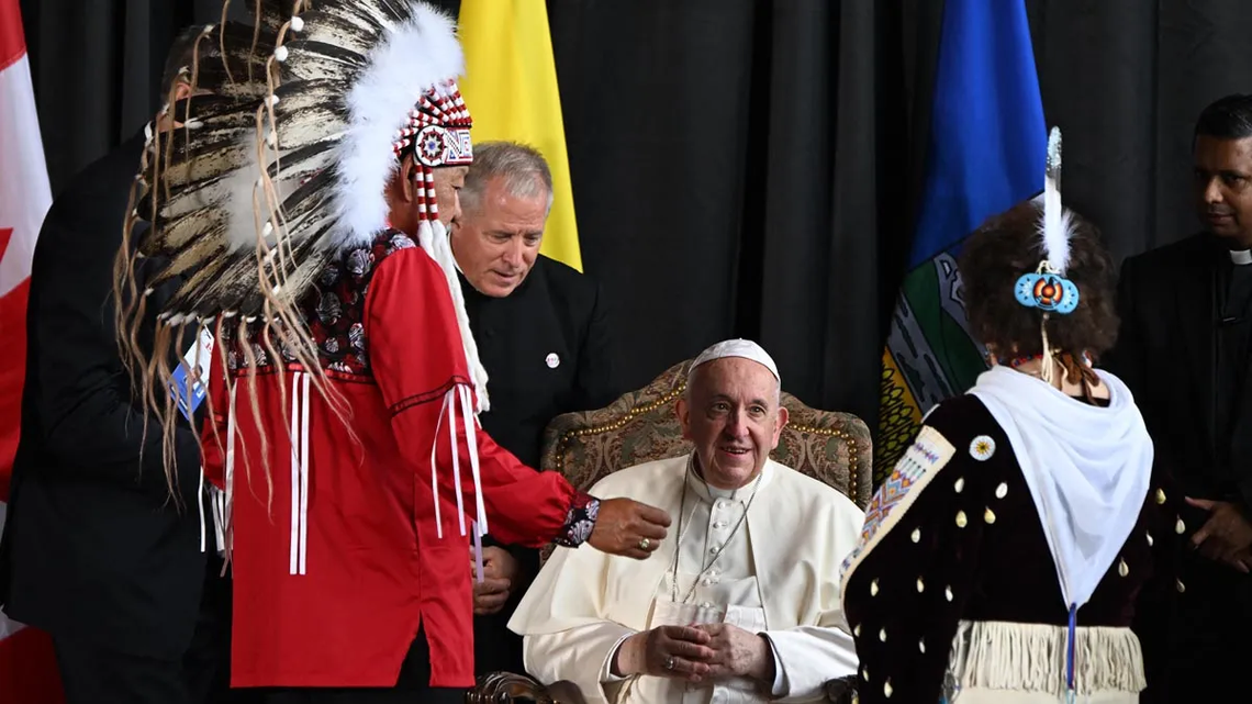 Cómo eran los internados para indígenas por los que Francisco pide perdón en Canadá