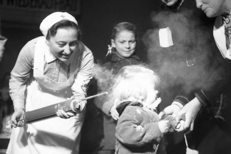  Una niña es rociada con DDT en polvo como remedio contra los piojos en 1945. El pesticida esta prohibido desde los años 70