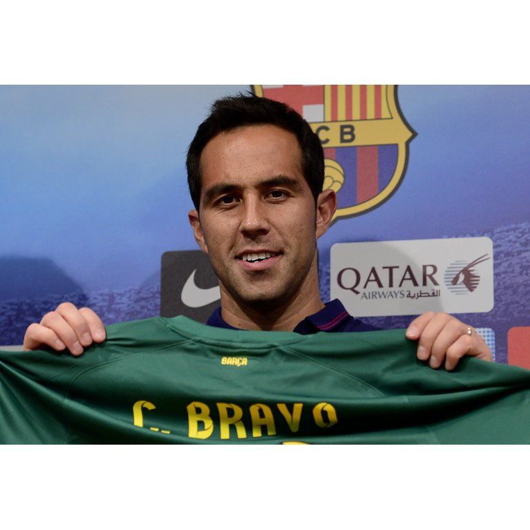 El Barcelona presentó al arquero chileno Claudio Bravo