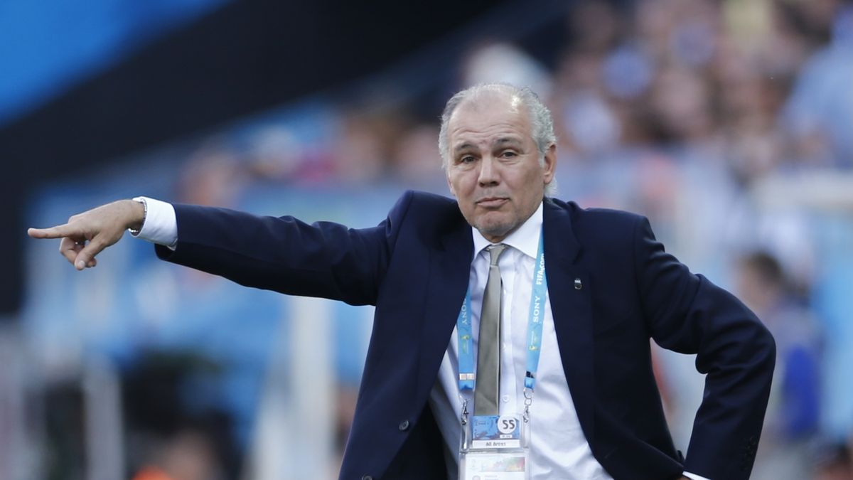 Sonriente y en buena forma, reapareció Alejandro Sabella