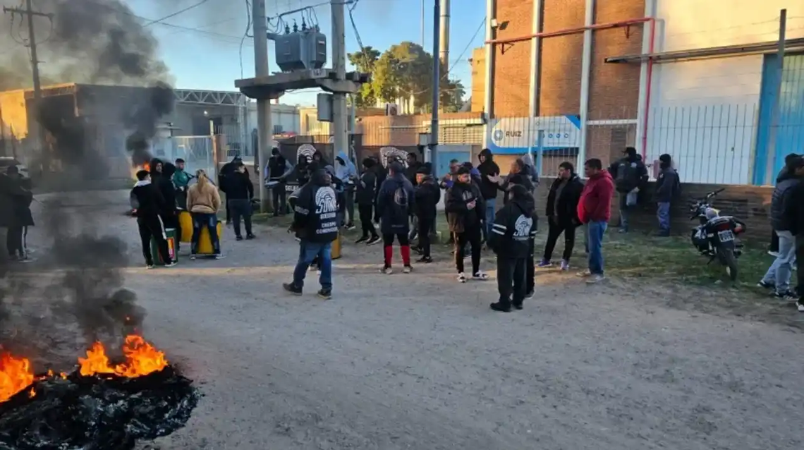 Los operarios denunciaron que la empresa avanzó con el cierre sin abrir instancias de diálogo ni negociación con el gremio.