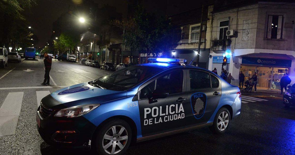 Una Policía de la Ciudad mató a un robaruedas en Flores y quedó detenida