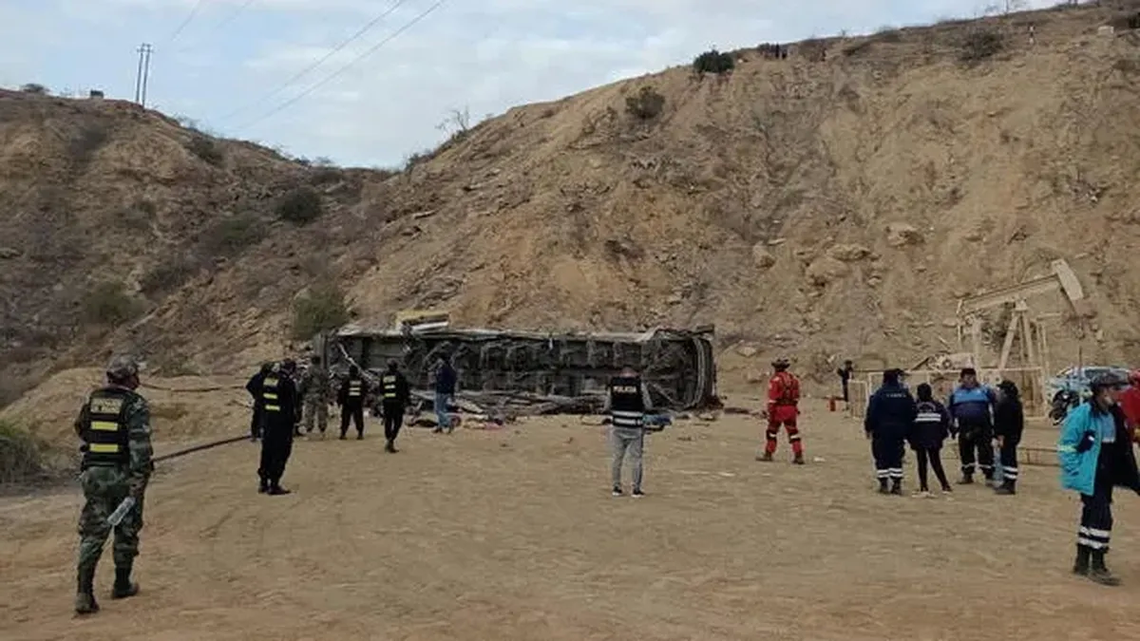 Al menos 25 muertos al caer un autobús a un precipicio en Perú.