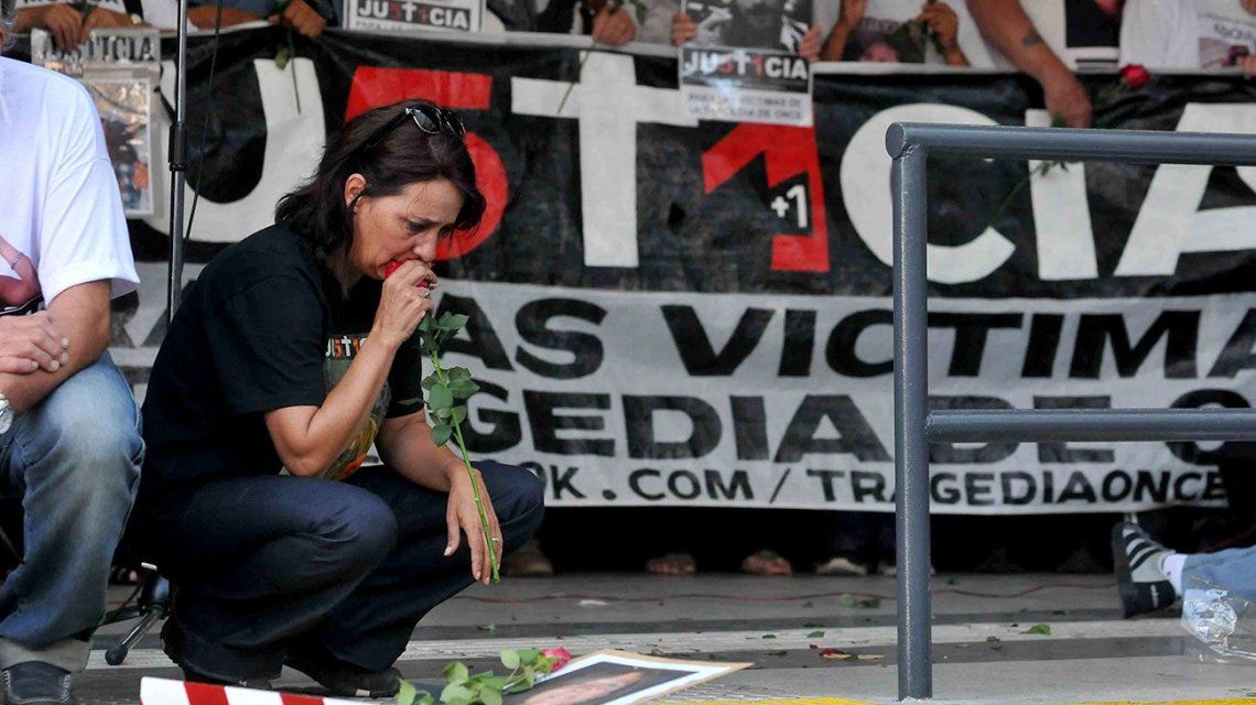 Tragedia de Once: Alberto Fernández puso en duda la desviación de fondo y familiares de víctimas le recordaron la desidia kirchnerista