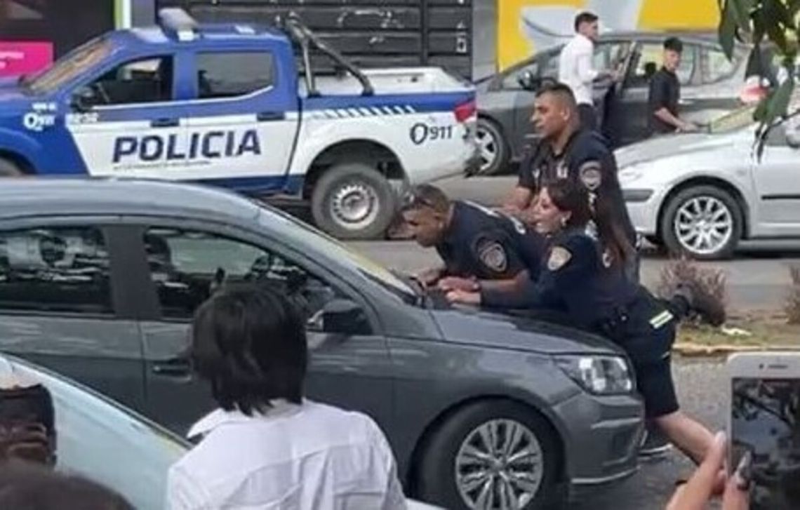Los policías siendo arrastrados en Córdoba