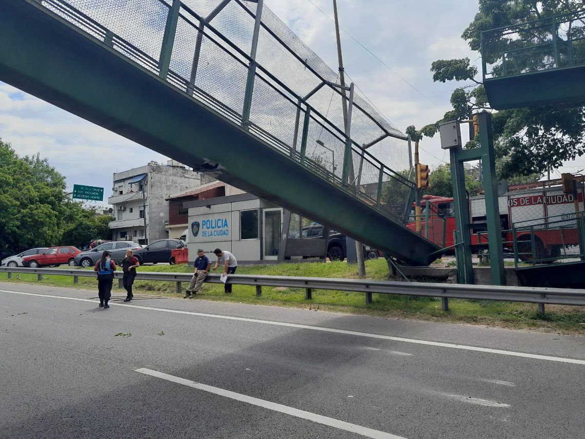 Un camión provocó el derrumbe de un puente sobre la General Paz