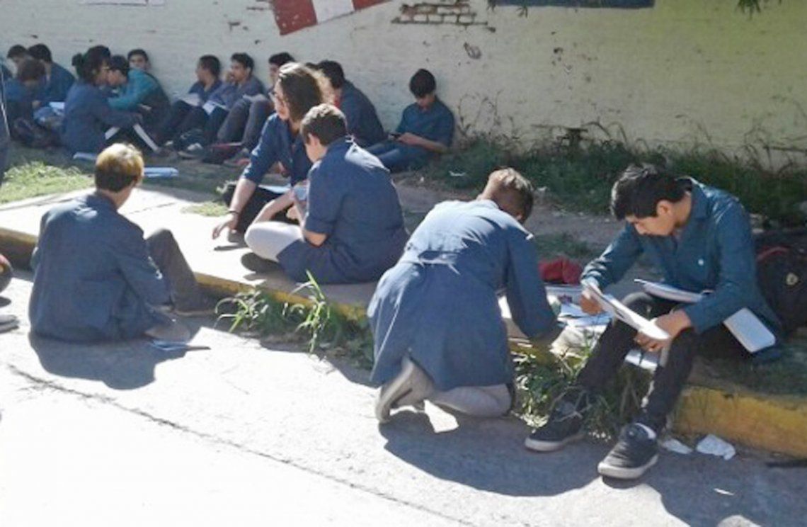 Por las amenazas de bomba, escuela de Quilmes dio clases en la vereda