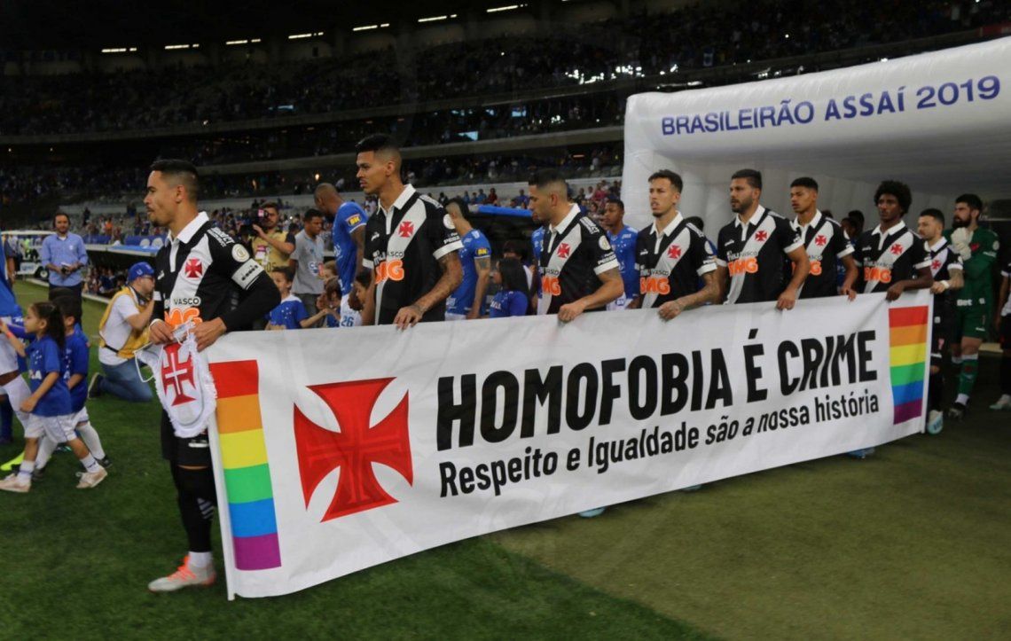 Brasil: Vasco da Gama salió a la cancha a enfrentar al Cruzeiro con una pancarta contra la homofobia tras cánticos discriminatorios de su hinchada
