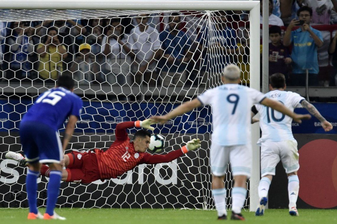 Argentina rescató un empate con sufrimiento ante Paraguay y quedó complicada