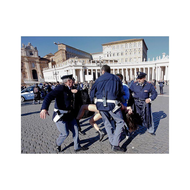 Feministas protestaron en el Vaticano con los pechos al aire