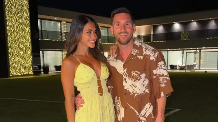 Con una camisa Messi y con un hermoso vestido Antonela, recibieron la Navidad.