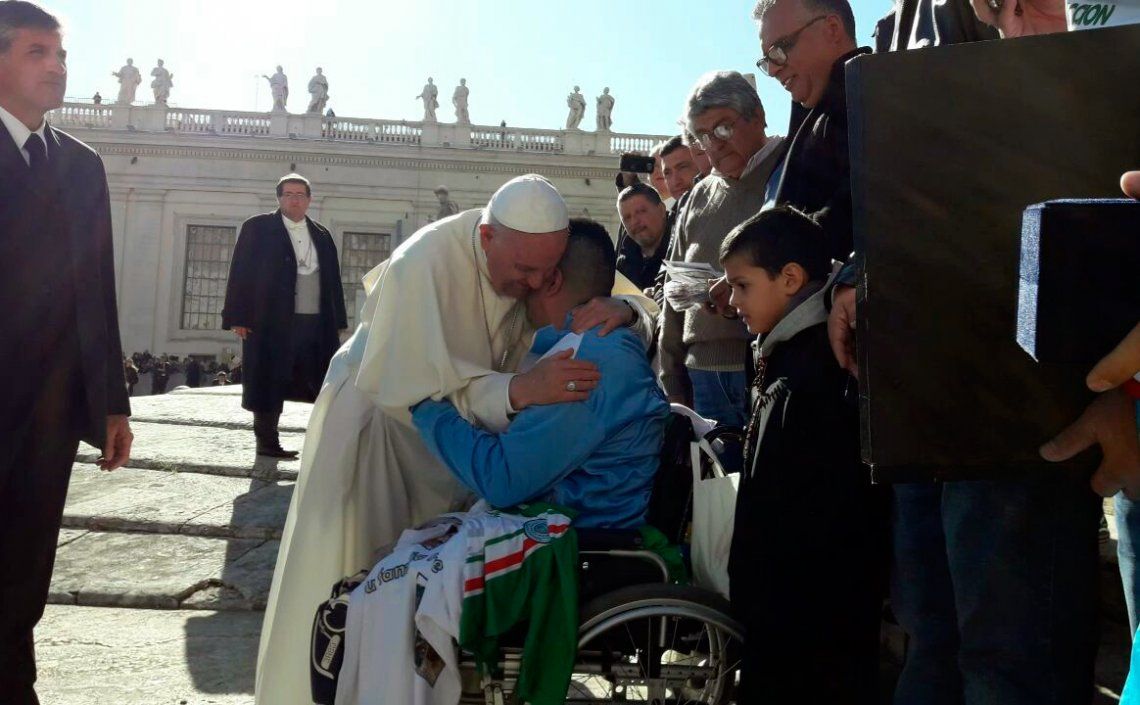 El abrazo entre el Papa y el recolector que perdió sus dos piernas trabajando