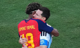 El abrazo entre Messi y Lamine después de la final del Mundial 2026.