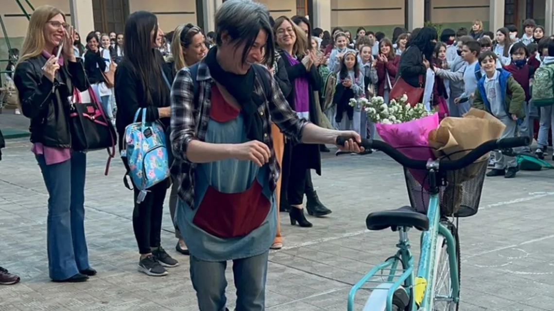 Quilmes: le robaron la bicicleta a una maestra y los alumnos le regalaron una nueva
