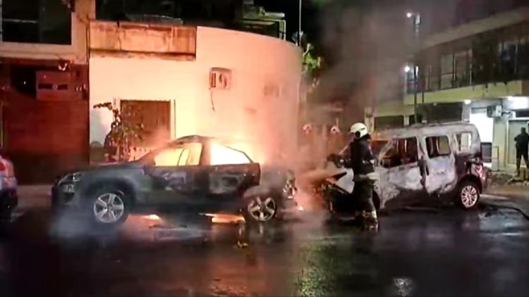 El episodio contra el auto Fiat Doblo y la camioneta Volkswagen Tiguan ocurrió en el cruce de las calles Cuenca y Arregui.