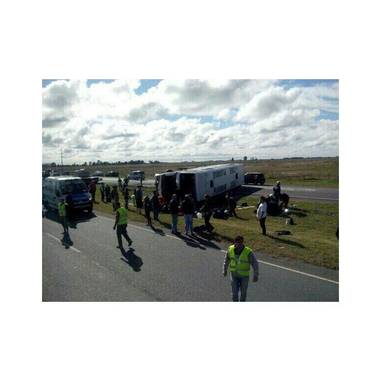 Extraño vuelco de un micro en la Ruta 2: un muerto y 30 heridos