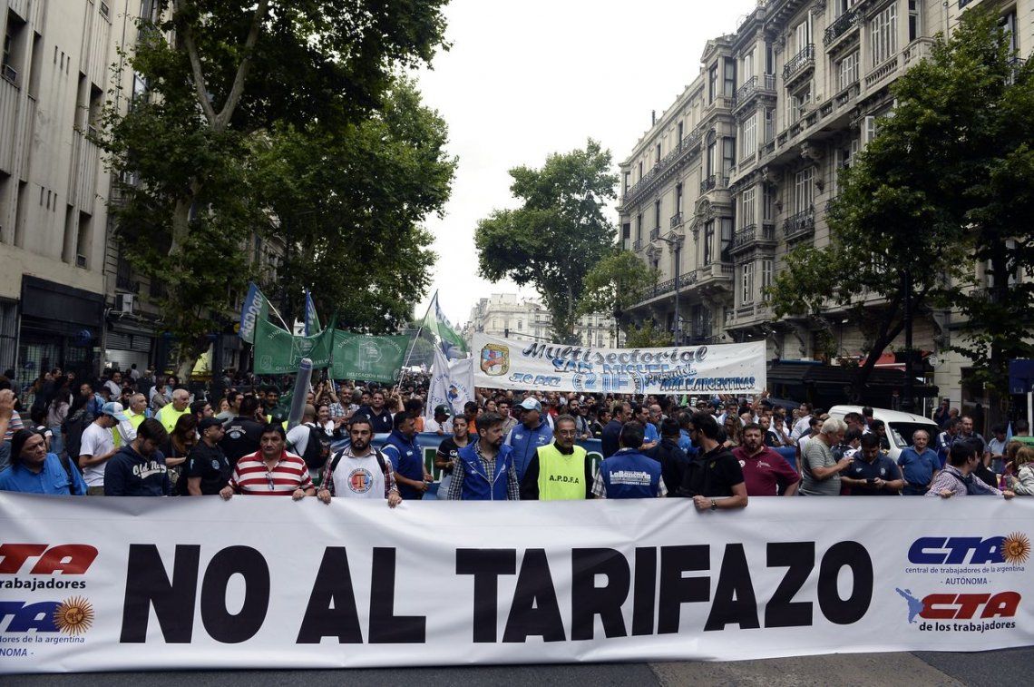 Organizaciones sociales y sindicatos marcharon contra el tarifazo