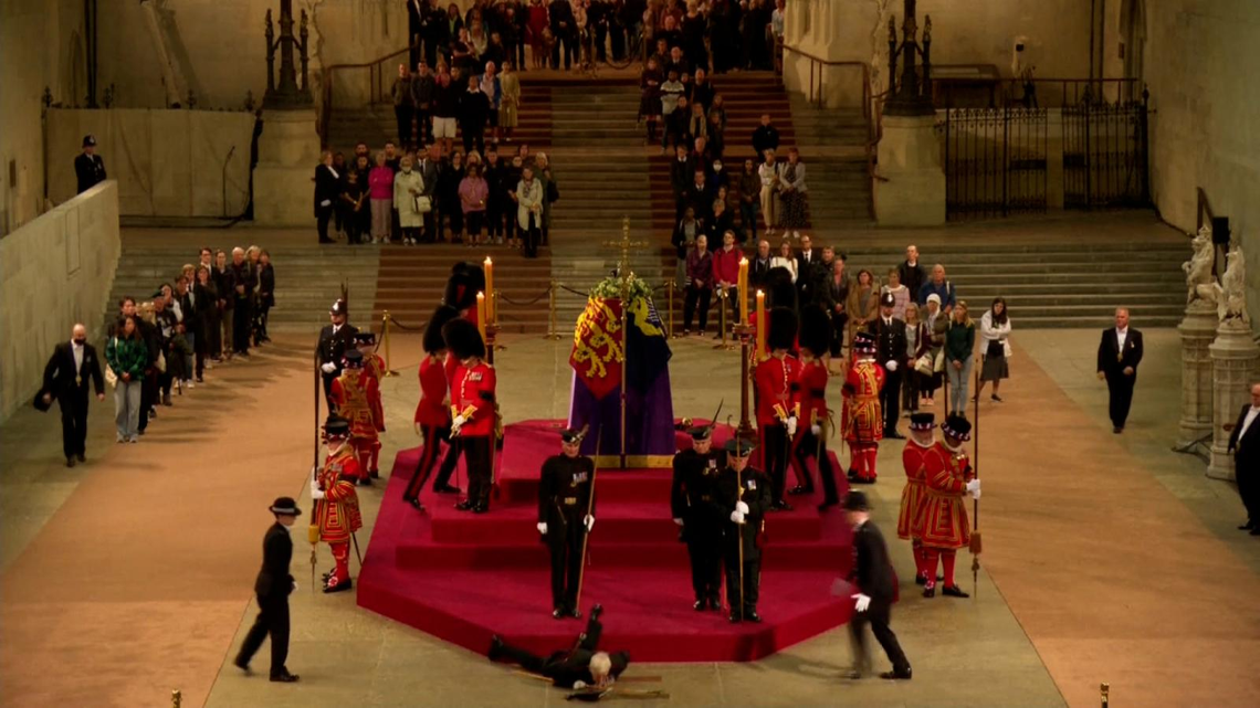 El momento en el que un guardia real se desmayó en la capilla donde velan los restos de la reina Isabel II