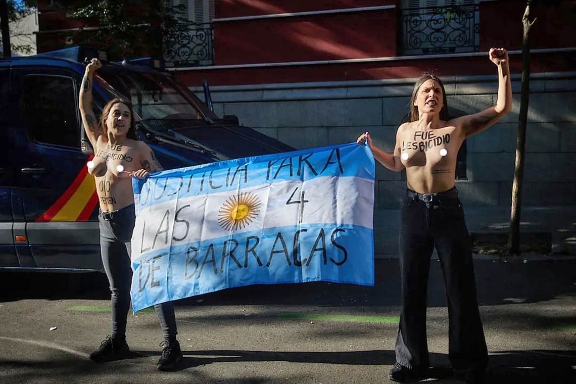 Las militantes feministas se desnudaron frente a la embajada argentina en Madrid.