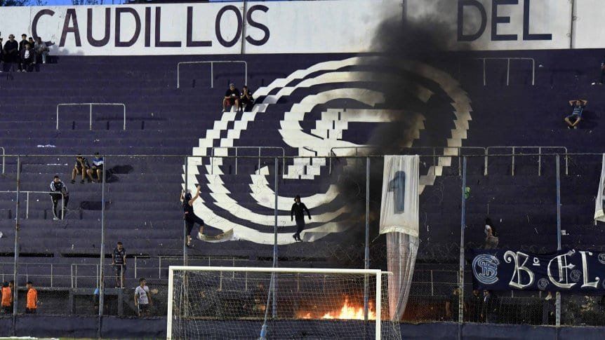 Graves disturbios en Independiente Rivadavia: disparos afuera y cuchillos en la tribuna