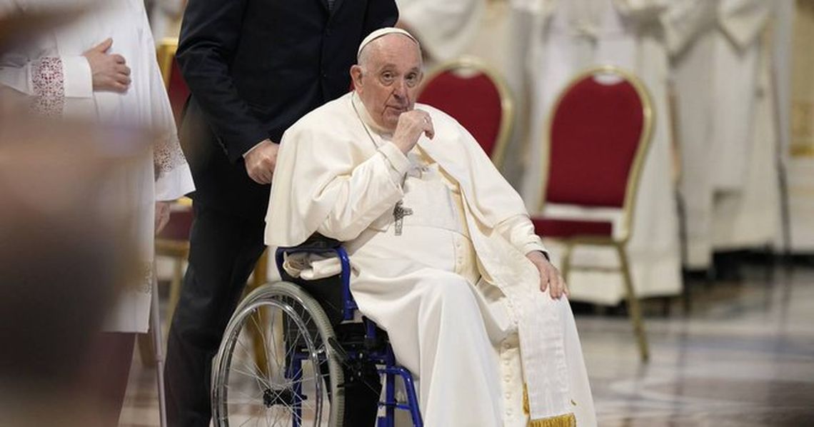 Papa Francisco: cómo es y para qué sirve la malla abdominal que le colocaron