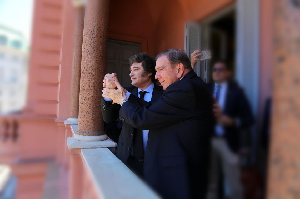 Javier Milei y Edmundo González Urrutia saludaron desde el balcón de Casa Rosada al término de la reunión.