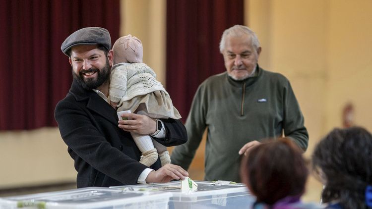 El presidente Gabriel Boric fue a votar con su hija Violeta.