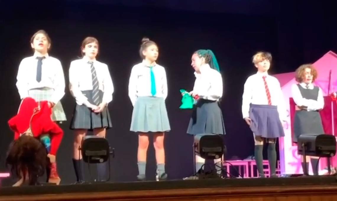 La emocionante arenga a la rebelión popular de una adolescente chilena durante una obra teatral