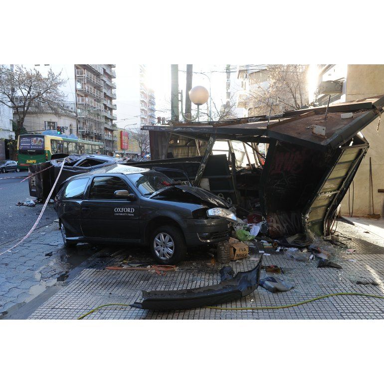 Delincuente provocó un impresionante choque múltiple en Caballito