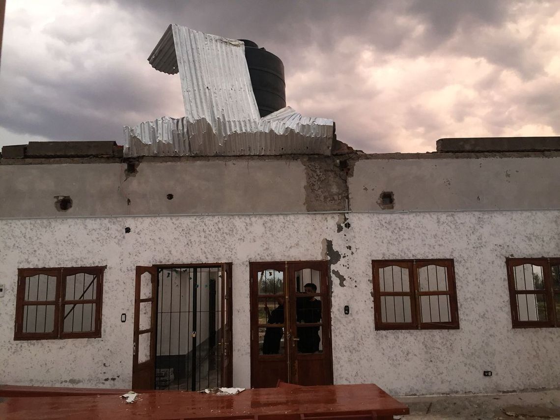El temporal destrozó un establecimiento educativo en la localidad de Lobatón.
