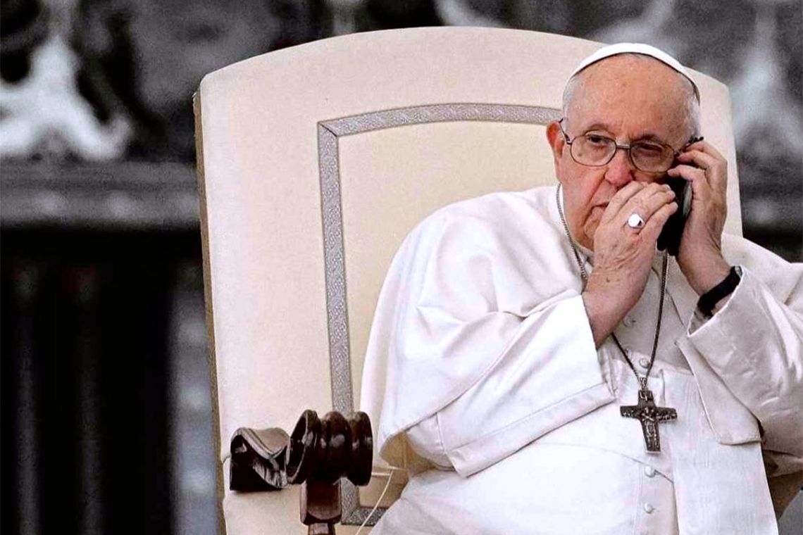 El Papa interrumpió la audiencia en la Plaza de San Pedro para atender el celular