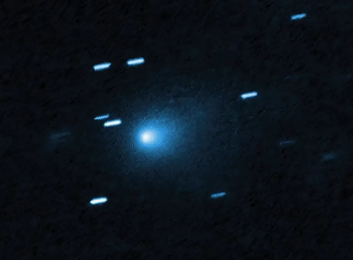 El telescopio espacial Hubble captó esta imagen del cometa interestelar 3I/ATLAS el 21 de julio de 2025, cuando se encontraba a 445 millones de kilómetros de la Tierra. Crédito: NASA, ESA, David Jewitt (UCLA); procesamiento de imágenes: Joseph D