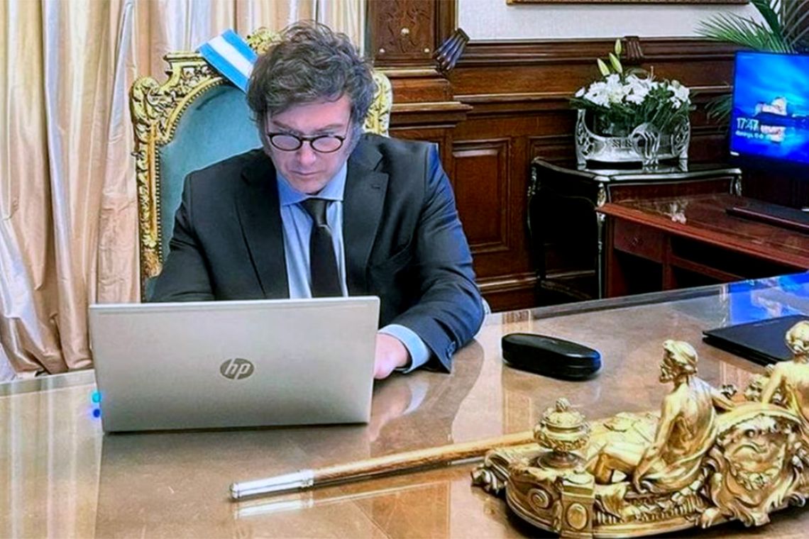 El presidente Javier Milei trabajando en su despacho en la Casa Rosada. Archivo.