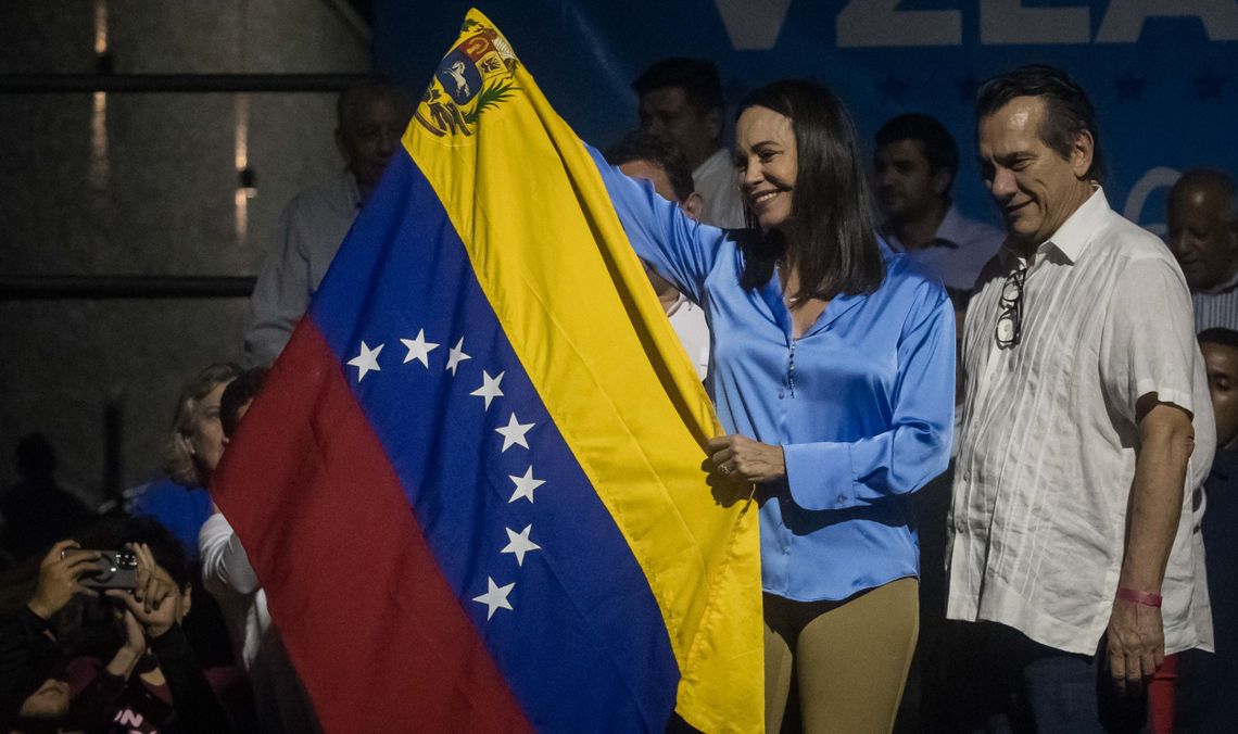 María Corina Machado sonríe mientras celebra junto a aliados y seguidores.