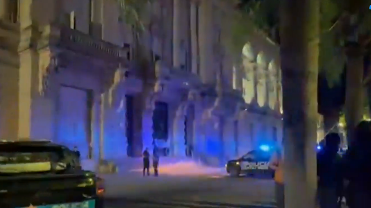 Policías de Santa Fe protestaron junto a sus familias frente a la Jefatura de Rosario; la manifestación derivó en choques entre efectivos y un acuartelamiento con cortes de calle