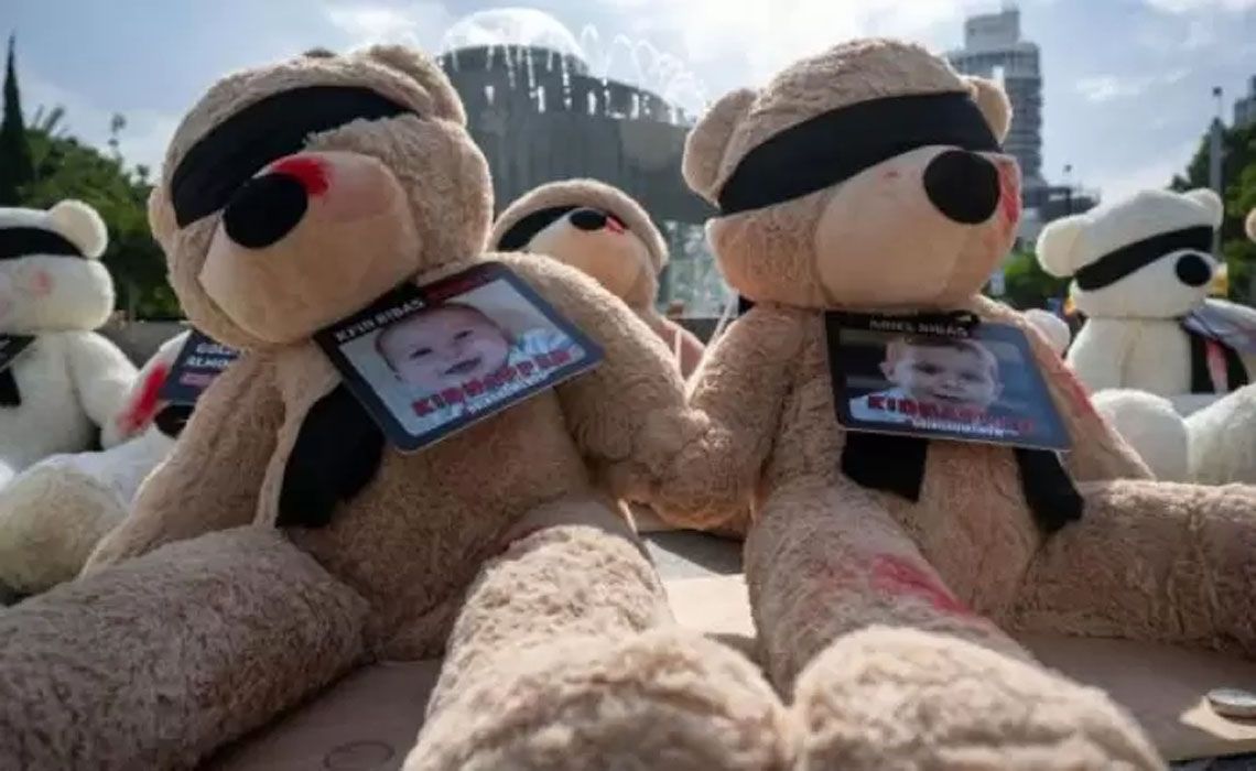 Instalan osos de peluche con los nombres de los niños secuestrados por Hamás