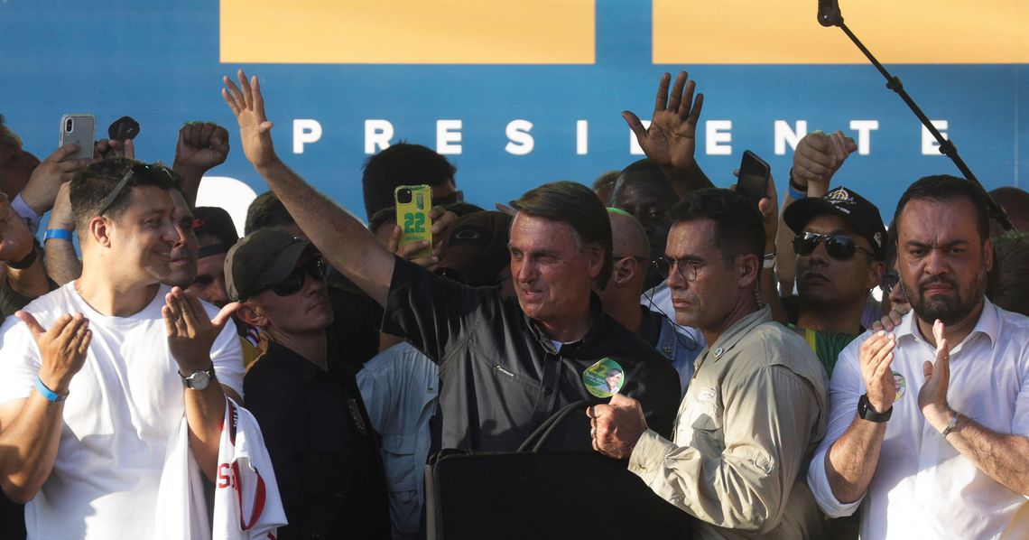 Bolsonaro saluda a la multitud que lo fue a apoyar en el cierre de la campaña en busca de su reelección.