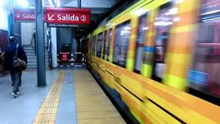 La pasajera fue embestida y permaneció debajo de uno de los vagones.