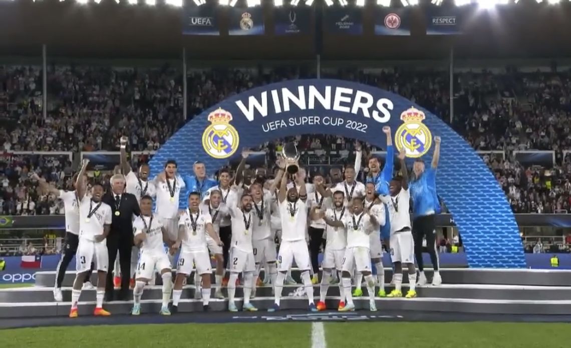 El Real Madrid levantando el trofeo de la Supercopa de Europa.