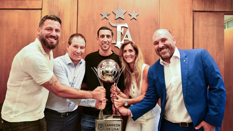 Di María, Holan, Broun, Belloso y Cristinzano con el trofeo del Canalla.