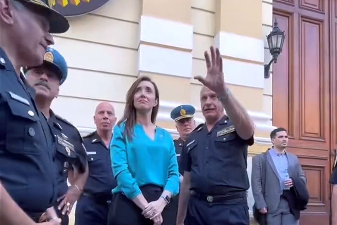 Villarruel destacó que es la primera vez que una vicepresidente visita el Departamento Central de la Policía Federal Argentina. Captura.