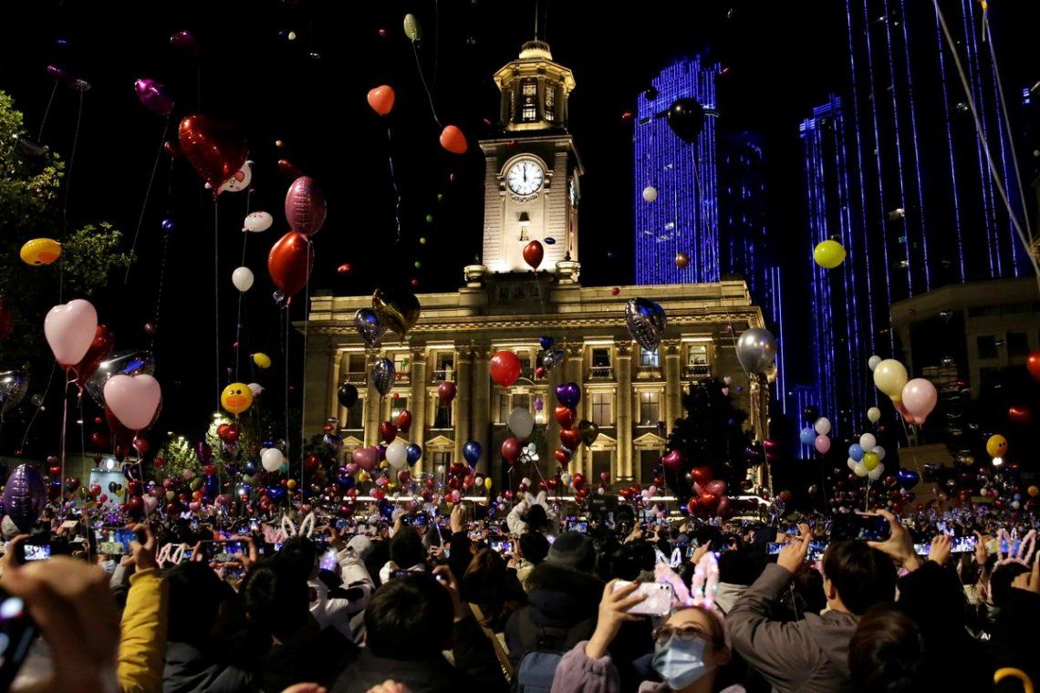 La ciudad china epicentro de la pandemia celebró el nuevo año de forma muy parecida a la vieja normalidad