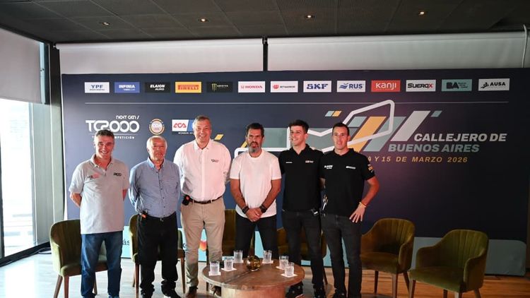 El secretario de Deportes de la Ciudad, Fabián Turnes, en la conferencia de prensa de presentación de la competencia, en el Palacio Libertad, junto con autoridades de la categoría, del Automóvil Club Argentino (ACA)